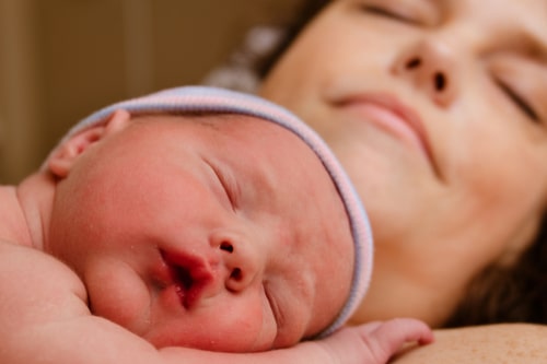 This Is How To Help Your Baby Adapt To Life Outside The Womb skin to skin